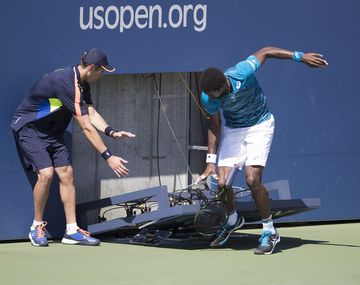 A Gael Monfils casi se le cae un reloj encima