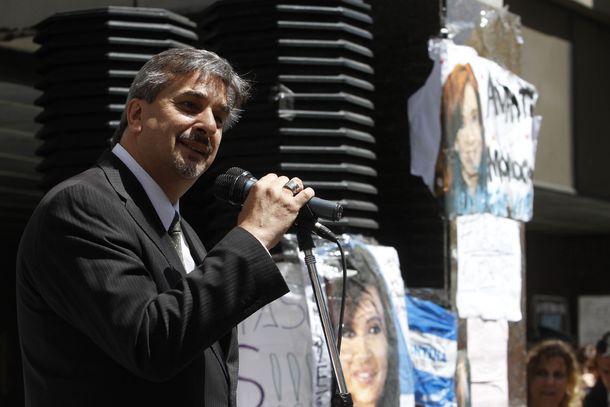 Cristina está muy animosa y ya camina en su habitación