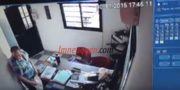 VIDEO: Entró a una concesionaria, robó 40 mil pesos y se fue caminando