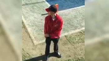 Creyó que nadie lo miraba Creyó que nadie lo miraba