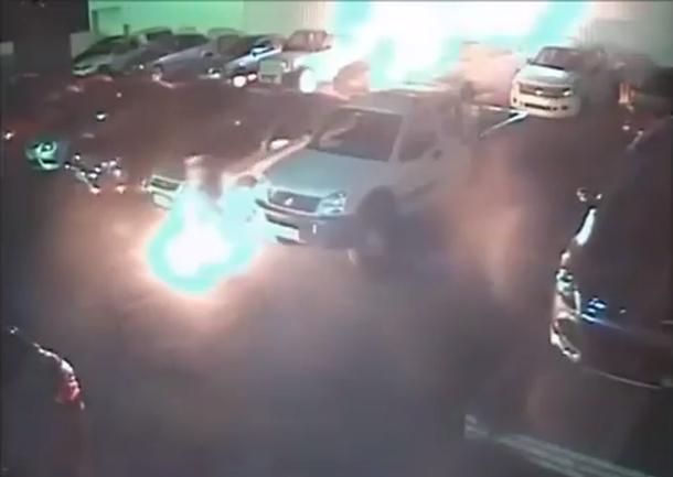 VIDEO: Robaba nafta, encendió un cigarrillo y se prendió fuego