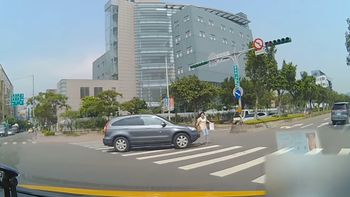 video: doblo a toda velocidad y atropello a una mujer a plena luz del dia video: doblo a toda velocidad y atropello a una mujer a plena luz del dia