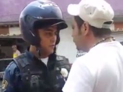 pelea entre policia y motociclista pelea entre policia y motociclista