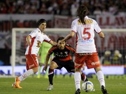 la historia se repite: river no pudo con huracan y se aleja de la pelea la historia se repite: river no pudo con huracan y se aleja de la pelea