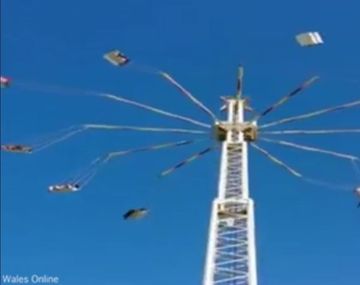 Chocan dos vagones de un juego