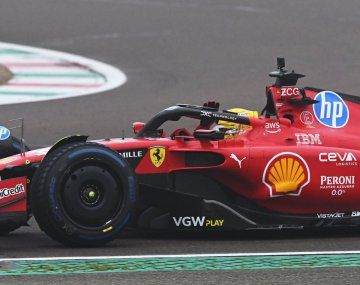 Nueva era en la Fórmula 1: Hamilton giró arriba de un Ferrari por primera vez