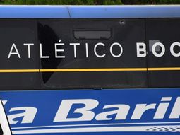 Violencia sin fin: hinchas de Central apedrearon el micro de Boca