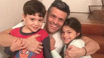 Leopoldo López ya está en su casa Leopoldo López ya está en su casa