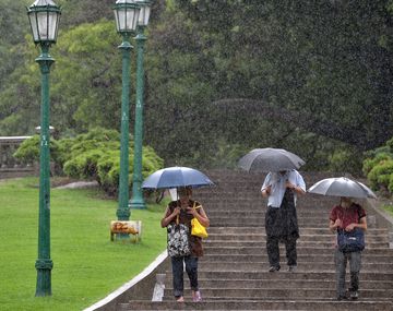 Llovió en la madrugada y rige un alerta por tormentas fuertes