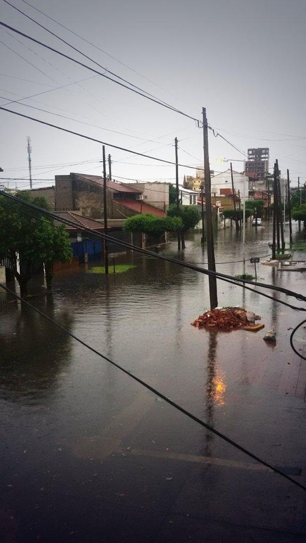 Inundaciones, vuelos y trenes demorados y cortes de luz por el temporal