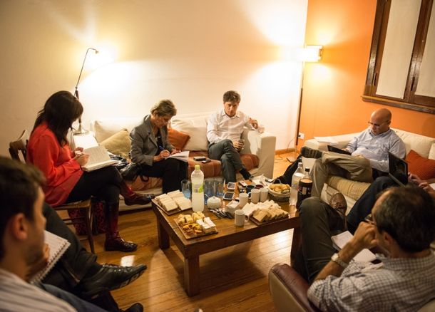 La intimidad de Kicillof en el living de su casa junto a periodistas