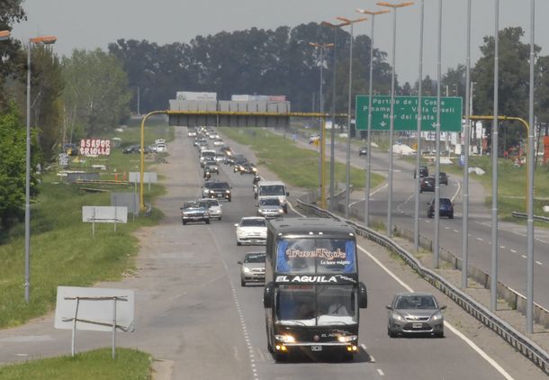 Éxodo a la Costa: casi dos mil autos por hora circulan por la Ruta 2
