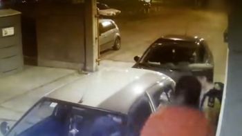 Le pegó un cabezazo a un oficial y quedó grabado por una cámara de seguridad Le pegó un cabezazo a un oficial y quedó grabado por una cámara de seguridad