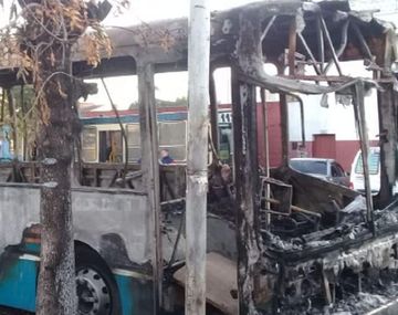 Hay cinco detenidos por ataques a colectivos durante el paro de hoy