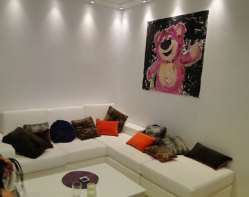 Tinelli tiene a sus hijas como decoradoras de su camarín