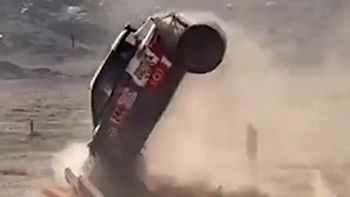 impactante vuelco en el dakar dejo a un equipo fuera de carrera tras un error en la hoja de ruta impactante vuelco en el dakar dejo a un equipo fuera de carrera tras un error en la hoja de ruta