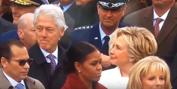 Bill Clinton ante la dura mirada de su mujer Hillary