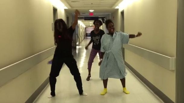 En pleno trabajo de parto, se puso a bailar con amigas