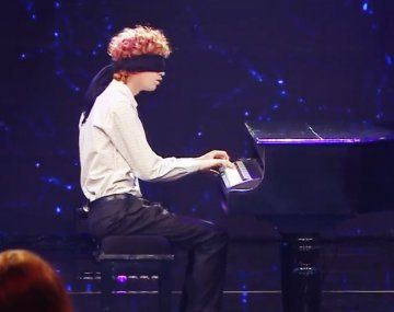 La sorprendente performance de un pianista de 15 años tocando con los ojos vendados