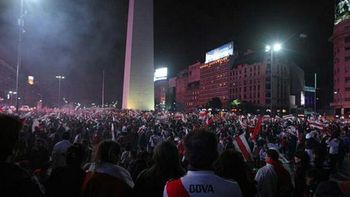 hinchas de river festejan en el obelisco hinchas de river festejan en el obelisco