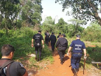 Buscan a dos hermanitos perdidos en Misiones: creen que los raptó su tío