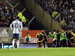 El 10 mira frustrado el festejo venezolano ante un Monumental impávido El 10 mira frustrado el festejo venezolano ante un Monumental impávido