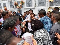 teo gutierrez se desmayo en el sepelio de su querida abuela teo gutierrez se desmayo en el sepelio de su querida abuela