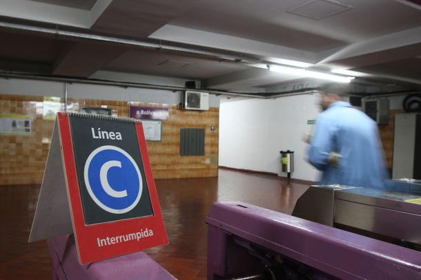 Vigiladores privados impiden el funcionamiento de la línea C con un piquete en las vías