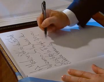 Javier Milei firma el libro del Congreso