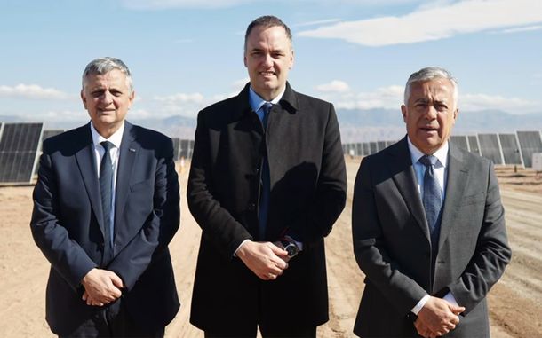 Horacio Marín y Alfredo Cornejo rodearon a Manuel Adorni en Mendoza. Horacio Marín y Alfredo Cornejo rodearon a Manuel Adorni en Mendoza.