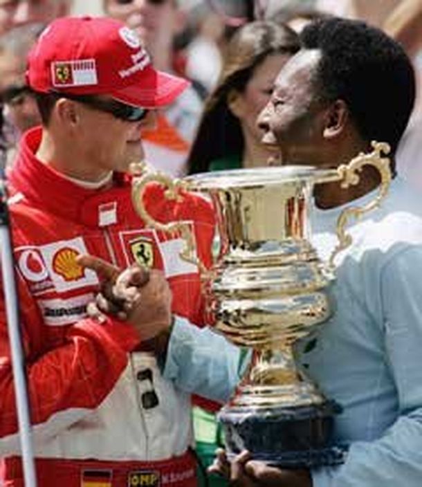 Schumacher recibe un premio en manos de Pelé (Web)