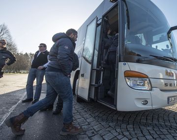 Intolerante: intendente alemán le mandó a Merkel 51 refugiados sirios