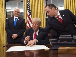 Donald Trump firmando sus primeros decretos