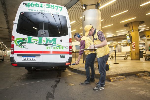 Grúas sin control: denuncian que salen a cazar infractores