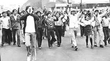 En 1971 sucede la ‘Matanza del Jueves de Corpus’, un grupo del Ejército conocido como ‘Los halcones’ reprime manifestaciones estudiantiles causando 120 muertes. En 1971 sucede la ‘Matanza del Jueves de Corpus’, un grupo del Ejército conocido como ‘Los halcones’ reprime manifestaciones estudiantiles causando 120 muertes.