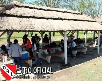 Estos son quinchos que se incendiaron&nbsp; (foto de archivo - web oficial de Independiente)