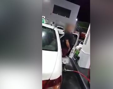 Escrachan a un taxista orinando mientras cargaba nafta: ¿Qué querés que haga?