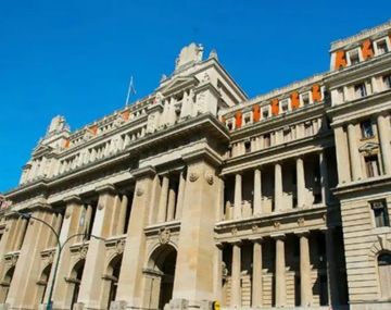 La Justicia habilitó la feria judicial de verano para analizar los amparos contra el DNU de Milei