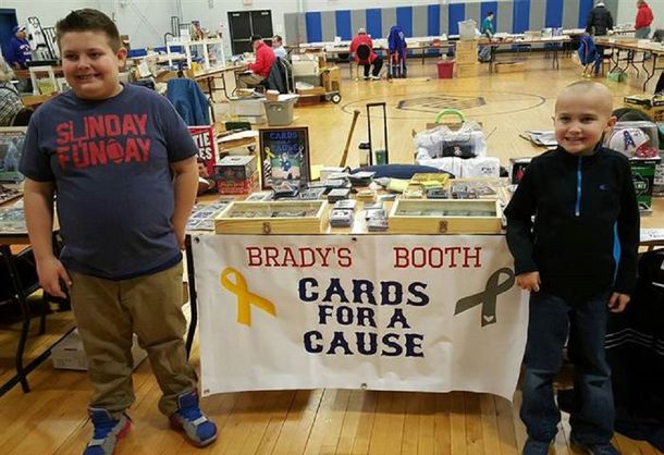 Un nene de 9 años vende sus figuritas para salvar a su amigo con cáncer