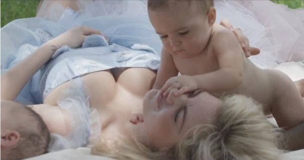 La rubia que es pura ternura con sus cachorros