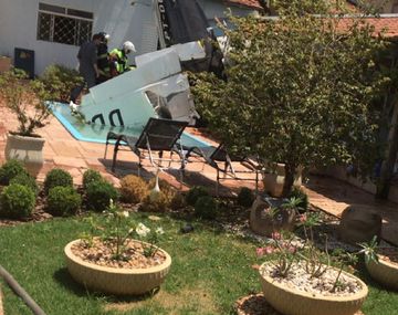 Cayó una avioneta en una casa: 3 muertos - Crédito: @Leandrosp17