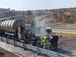 Pipa de hodrocarburos cae y se incendia en la México-Puebla. Pipa de hodrocarburos cae y se incendia en la México-Puebla.