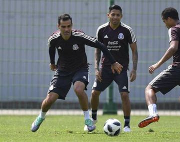 Insólito: ¿por qué Rafa Márquez usa ropa distinta a la de sus compañeros de México?