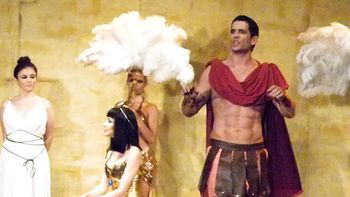 Cristina Pérez y Diego Ramos como Antonio y Cleopatra