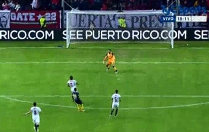 Carlos Tevez anotó el tercer gol de Boca ante Sevilla por el torneo Antonio Puerta