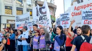 corte en la 9 de julio a la altura del obelisco en protesta contra la reforma laboral corte en la 9 de julio a la altura del obelisco en protesta contra la reforma laboral