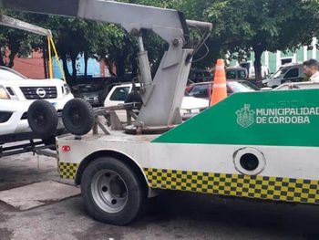 Insólito: inspectores municipales removieron con grúa una camioneta de la Municipalidad