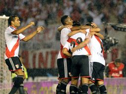 river le gano a arsenal bajo un diluvio y se ilusiona river le gano a arsenal bajo un diluvio y se ilusiona