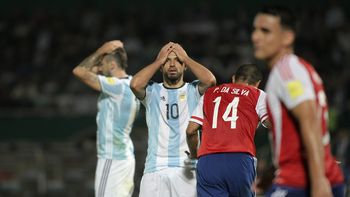 El Kun Agüero se toma la cabeza tras la derrota de Argentina ante Paraguay por las Eliminatorias para Rusia 2018 El Kun Agüero se toma la cabeza tras la derrota de Argentina ante Paraguay por las Eliminatorias para Rusia 2018
