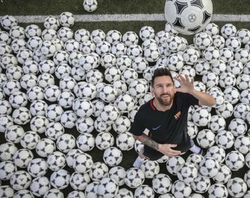 El rosarino y las pelotas que simbolizan sus goles en el Camp Nou
